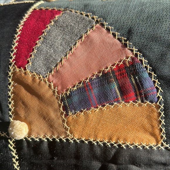 Beautiful hand sewn quilt. Every part is hand sewn including the binding. - Picture 7 of 14